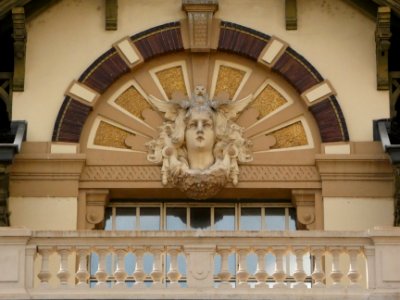 Lyon 8e - Place Ambroise Courtois - Villa Lumière - Sculture au-dessus de la fenêtre du dernier étage