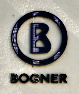 München, Firmenzeichen am Gebäude der Fa Bogner, 1