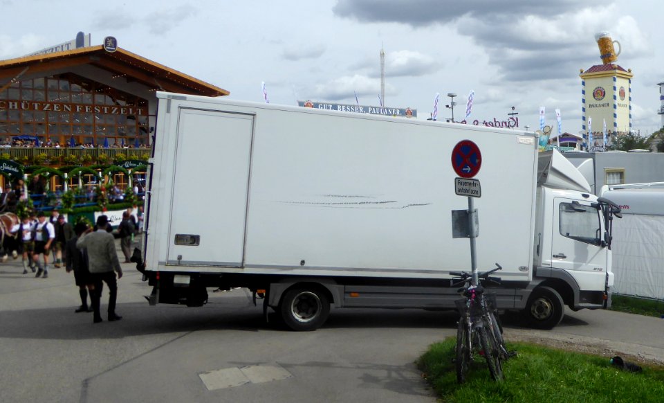 München, Oktoberfest 2018, Liefer-Lkw, 1