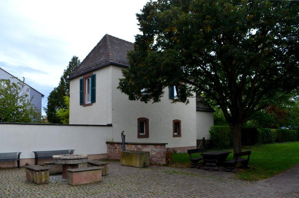 Mörlheim, Brunnen vor der katholischen Kirche