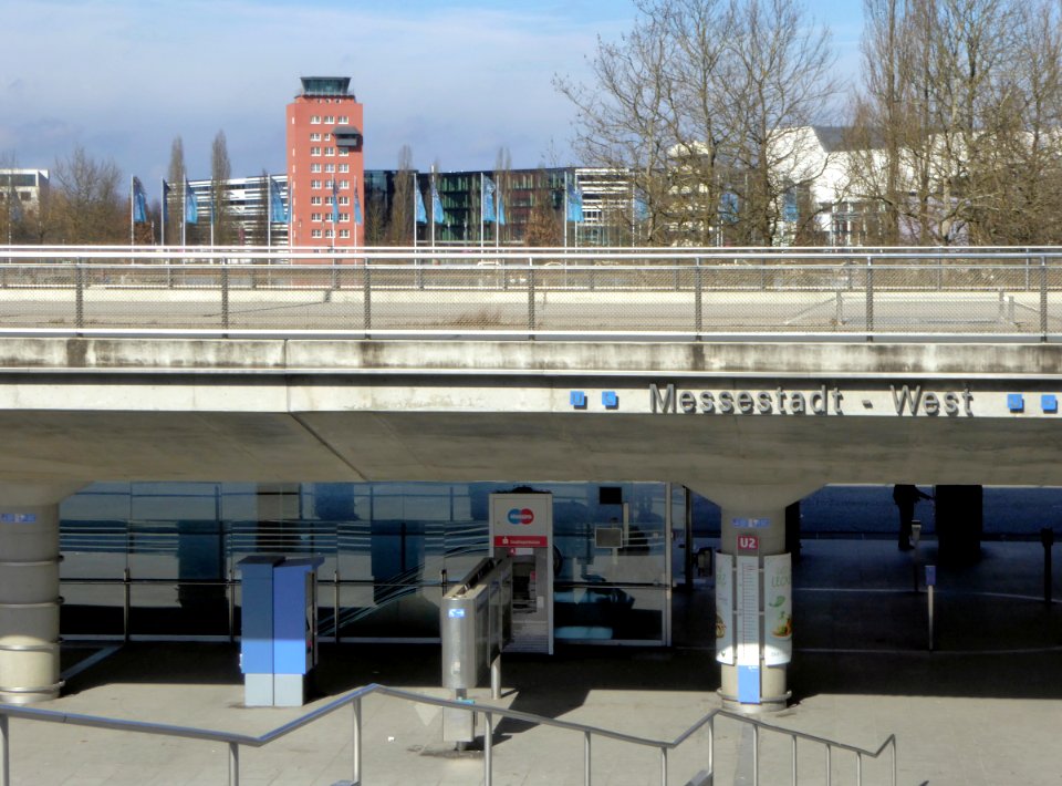 München, U-Bahnhof Messestadt West, Osteingang, 1