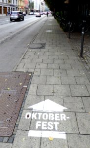 München, 2016, Pfeile zum Oktoberfest, 2