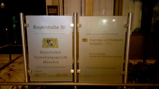 München — Dienststellenschilder Verwaltungsgericht München sowie Regierung von Oberbayern, Sachgebiet Z 3 2015 photo