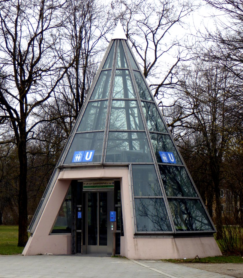München, U-Bahnhof Harthof, Aufzug, 1