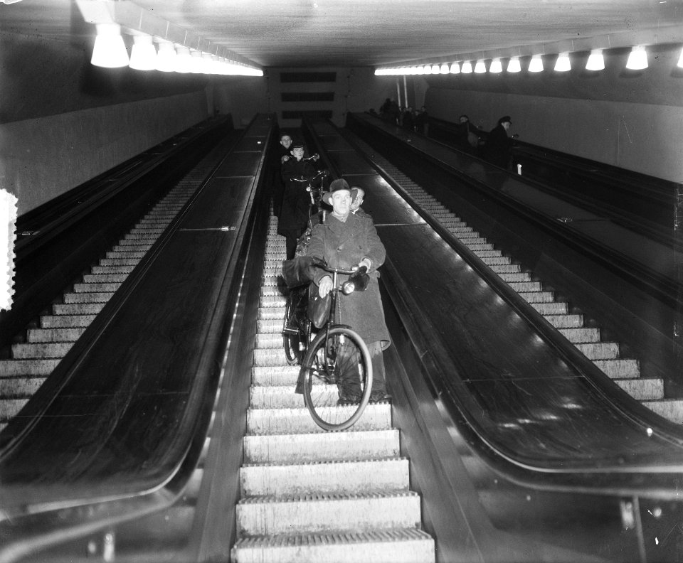 Maastunnel Rotterdam. Roltrap voor fietsers, Bestanddeelnr 905-6473