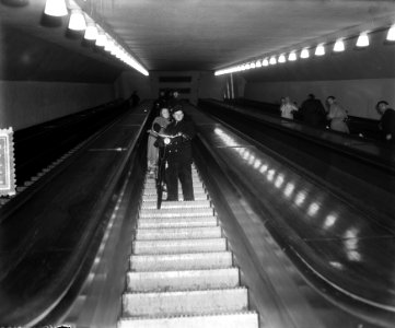 Maastunnel Rotterdam. Roltrap voor fietsers, Bestanddeelnr 905-6474