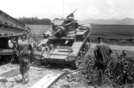 M3 Stuart tank, links een brugleggende tank (Valentine), een z.g. AVLB, Bestanddeelnr 253