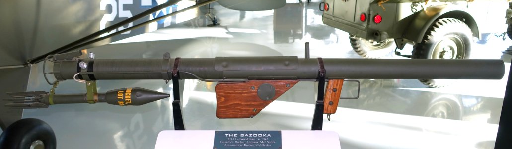 M1A1 Bazooka replica, issued June 14, 1942 - Evergreen Aviation & Space Museum - McMinnville, Oregon - DSC00656