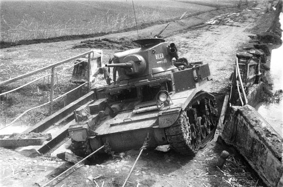 M3 Stuart tank is door een provisorisch herstelde brug gezakt en wordt naar de , Bestanddeelnr 289