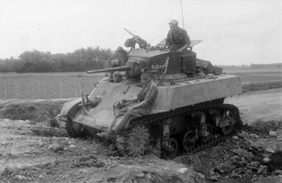 M3 Stuart Tank passeert een gat in de weg, Bestanddeelnr 277