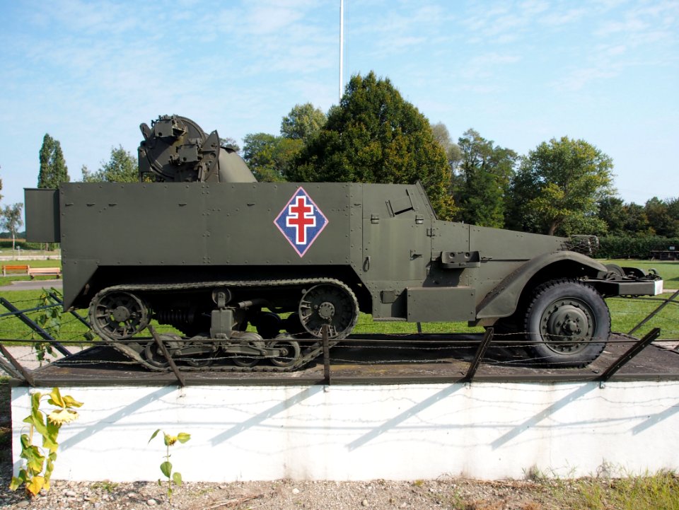 M3 White halftrack at Casemate 35-3 - Marckolsheim, photo 4