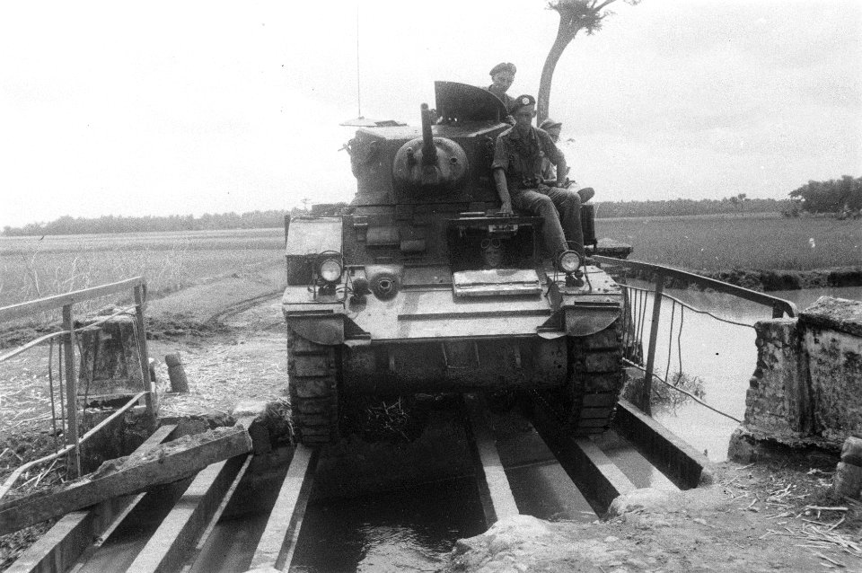 M3 Stuart tank rijdt over een provisorisch herstelde brug, Bestanddeelnr 287