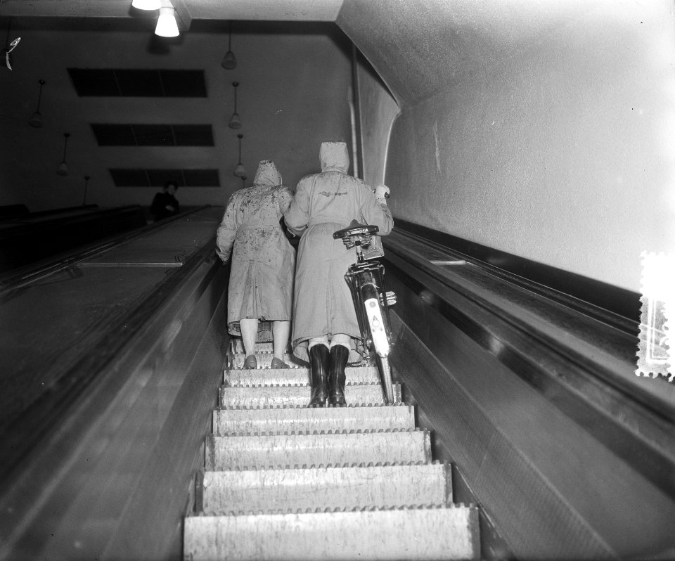 Maastunnel Rotterdam. Roltrap voor fietsers, Bestanddeelnr 905-6475