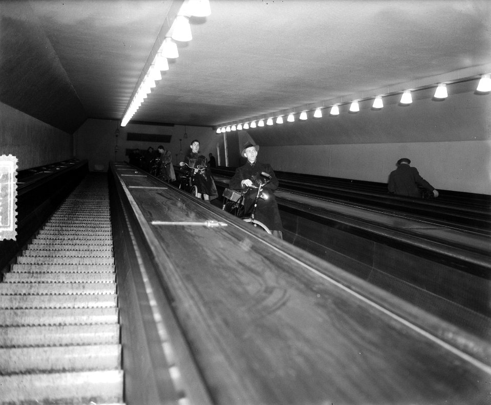 Maastunnel Rotterdam. Roltrap voor fietsers, Bestanddeelnr 905-6476