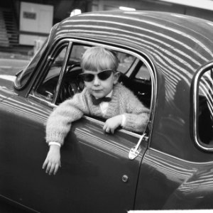 Maarten bekijkt met zijn speelgoedauto op zijn gemak MG-coupe nu de RAI achter d, Bestanddeelnr 912-0928