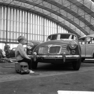 Maarten bekijkt met zijn speelgoedauto op zijn gemak MG-coupe nu de RAI achter d, Bestanddeelnr 912-0930