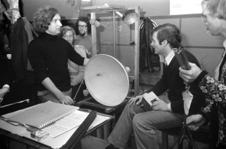 Maarten Smit (links) bij de muzikale molen, rechts Henry van Swieten (maker va, Bestanddeelnr 926-9302
