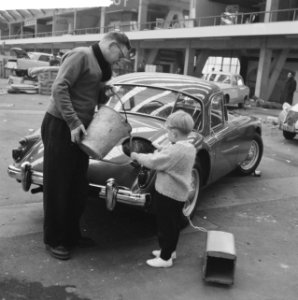 Maarten bekijkt met zijn speelgoedauto op zijn gemak MG-coupe nu de RAI achter d, Bestanddeelnr 912-0937