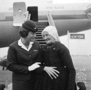 Maartje Velleke - Den Herder (rechts) en een stewardess voor de vliegtuigtrap, Bestanddeelnr 918-3047