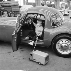 Maarten bekijkt met zijn speelgoedauto op zijn gemak MG-coupe nu de RAI achter d, Bestanddeelnr 912-0933