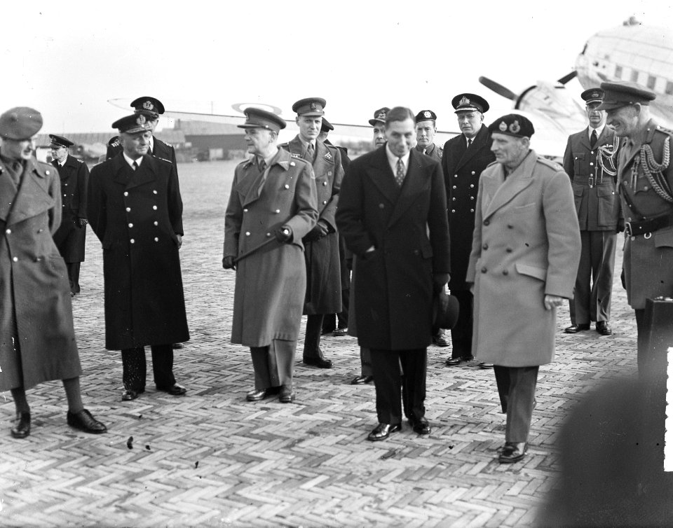 Maarschalk Montgomery arriveert op vliegveld Valkenburg , Bestanddeelnr 903-0896