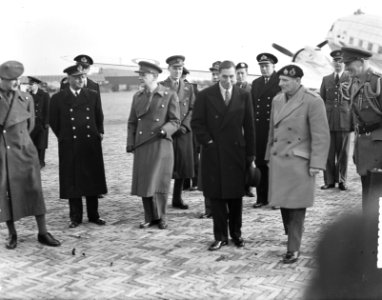 Maarschalk Montgomery arriveert op vliegveld Valkenburg , Bestanddeelnr 903-0896
