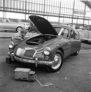 Maarten bekijkt met zijn speelgoedauto op zijn gemak MG-coupe nu de RAI achter d, Bestanddeelnr 912-0931