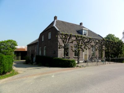Maasbommel Rijksmonument 523090 Berghuizen 40 huis en koetshuis