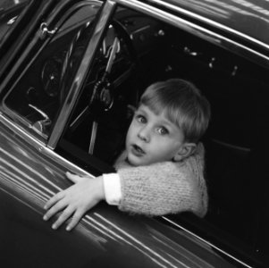 Maarten bekijkt met zijn speelgoedauto op zijn gemak MG-coupe nu de RAI achter d, Bestanddeelnr 912-0927
