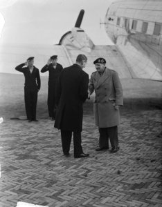 Maarschalk Montgomery arriveert op vliegveld Valkenburg , Bestanddeelnr 903-0894