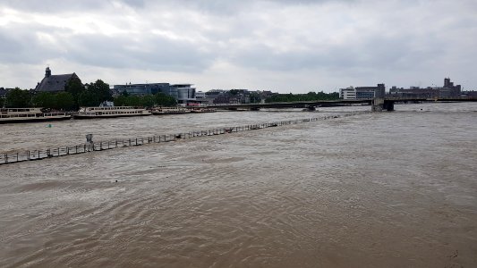 Maas-hoogwater in Maastricht (1) photo