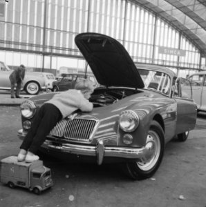 Maarten bekijkt met zijn speelgoedauto op zijn gemak MG-coupe nu de RAI achter d, Bestanddeelnr 912-0938