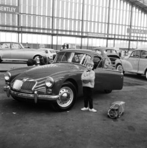 Maarten bekijkt met zijn speelgoedauto op zijn gemak MG-coupe nu de RAI achter d, Bestanddeelnr 912-0935