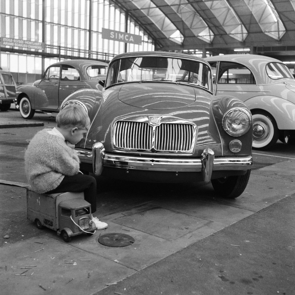 Maarten bekijkt met zijn speelgoedauto op zijn gemak MG-coupe nu de RAI achter d, Bestanddeelnr 912-0929