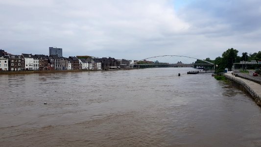 Maas-hoogwater in Maastricht (4) photo