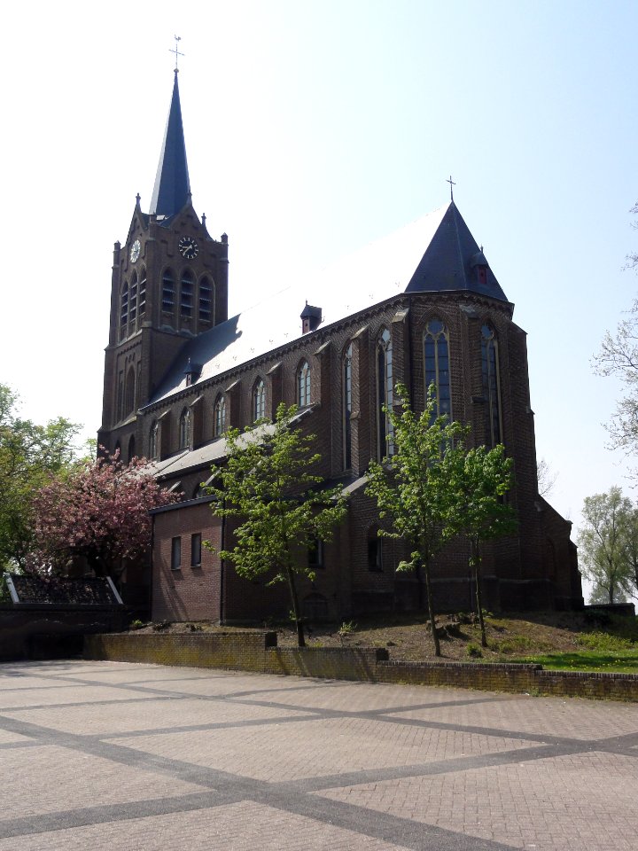 Maasbommel Rijksmonument 523092 RK kerk schuin van achter
