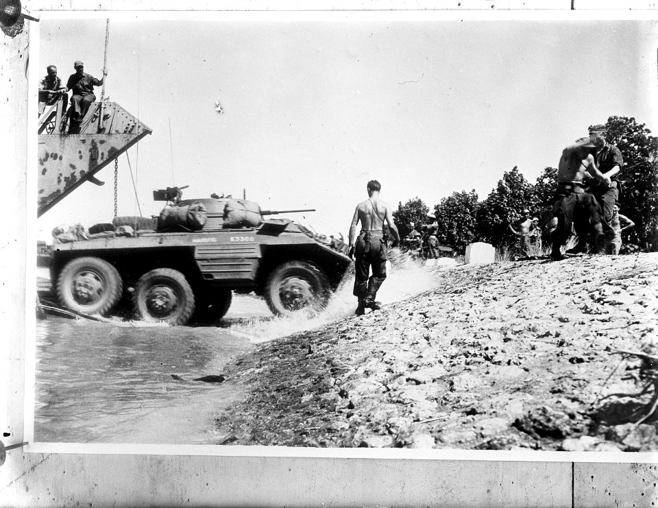 M8 Greyhound pantserwagen van de Mariniersbrigade bij landingsvaartuig, Bestanddeelnr 902-8576