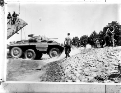 M8 Greyhound pantserwagen van de Mariniersbrigade bij landingsvaartuig, Bestanddeelnr 902-8576