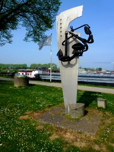 Maasbracht (Maasgouw) sculptuur anker, maaskade