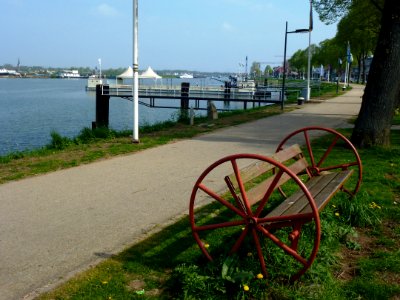 Maasbracht (Maasgouw) fietspad met bank, Maaskade