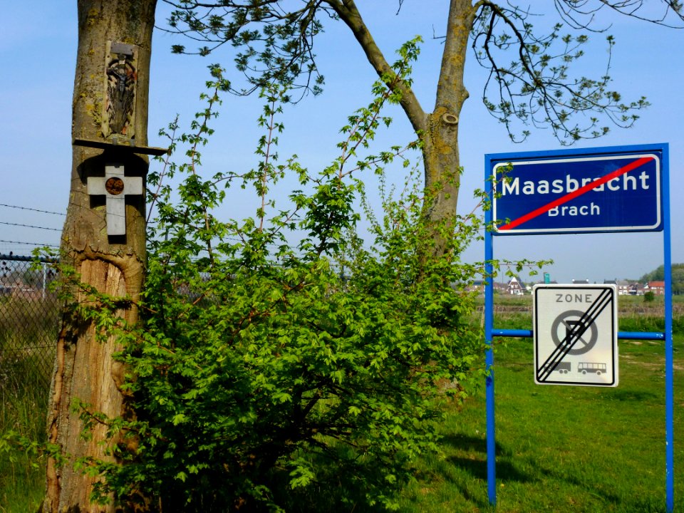 Maasbracht (Maasgouw) wegkruisjes en entreebord