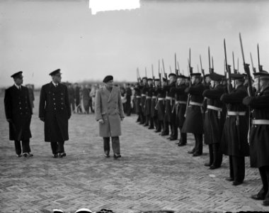 Maarschalk Montgomery arriveert op vliegveld Valkenburg , Bestanddeelnr 903-0893