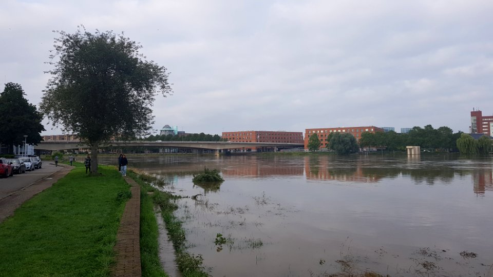 Maas-hoogwater in Maastricht (6) photo
