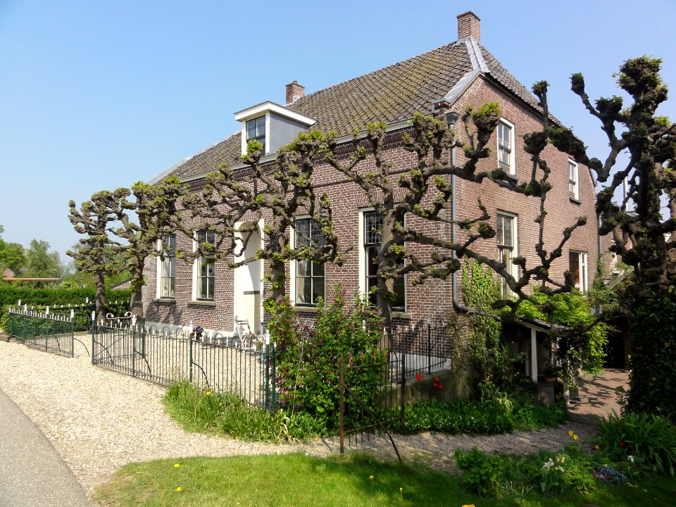 Maasbommel Rijksmonument 523090 Berghuizen 40 huis voorkant met sierhek