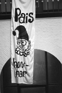 Maagdenhuis nog bezet (Amsterdam), spandoek tegen minister Pais, Bestanddeelnr 930-0111