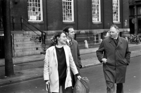 Maagdenhuis, Amsterdam, nog door studenten bezet meisje dat uit gebouw is gekome, Bestanddeelnr 922-4249
