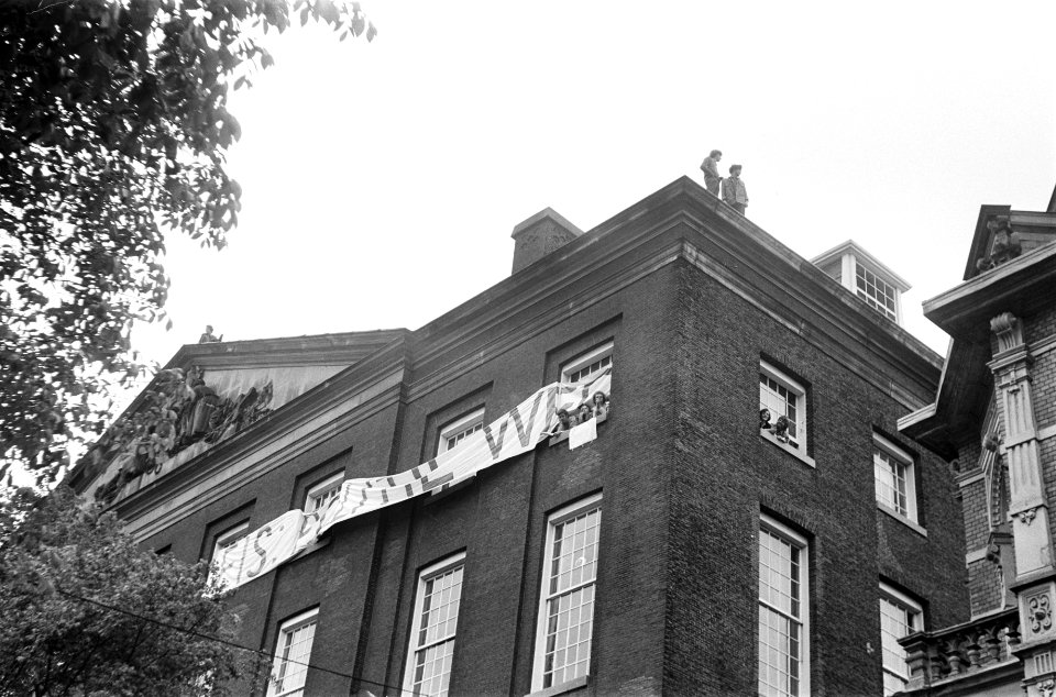 Maagdenhuis, Amsterdam, nog door studenten bezet spandoek op Maagdenhuis Eis d, Bestanddeelnr 922-4251