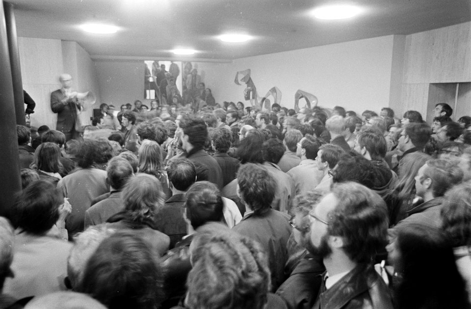 Maagdenhuis, Amsterdam, nog door studenten bezet agenten, Bestanddeelnr 922-4256
