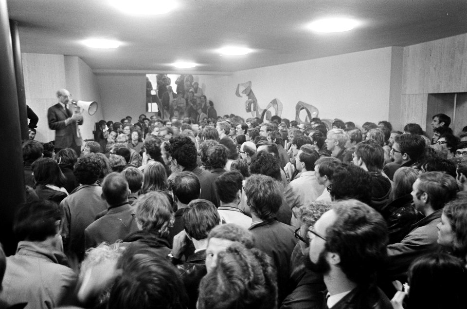 Maagdenhuis, Amsterdam, nog door studenten bezet agenten, Bestanddeelnr 922-4255