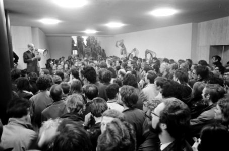 Maagdenhuis, Amsterdam, nog door studenten bezet agenten, Bestanddeelnr 922-4255